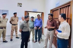 डीएम ने राजनीतिक दलों के प्रतिनिधियों के साथ ईवीएम वेयरहाउस का किया निरीक्षण im (12)