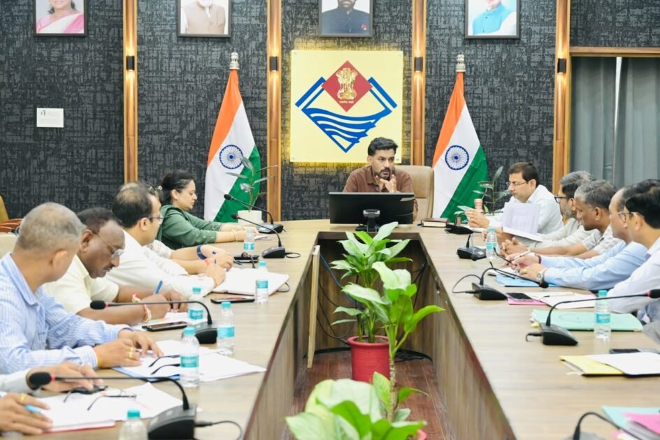 नदियों में कूड़ा डालने वालों पर होगी एफआईआर, डीएम ने अनधिकृत डंपिंग साइट तत्काल चिन्हित करने के निर्देश