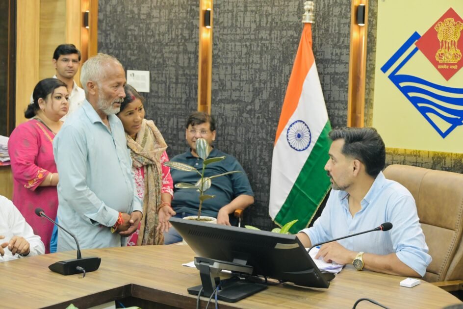 समाधान दिवस में 120 शिकायतें दर्ज, डीएम ने अधिकारियों को दिए त्वरित कार्रवाई के निर्देश