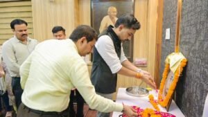 पं. गोविंद बल्लभ पंत के आदर्शों को आत्मसात कर जनसेवा के दायित्वों का ईमानदारी से निर्वहन करें: डीएम ph (74)