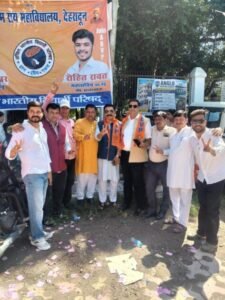 एसजीआरआर पीजी कॉलेज में एबीवीपी की जीत की बधाई देते बीजेपी कार्यकर्ता एवं पार्षदगण