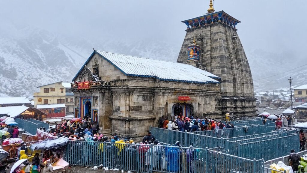 अचानक बदला मौसम, बर्फ से ढके बाबा केदार; केदारनाथ धाम में बर्फबारी से बढ़ी ठंड