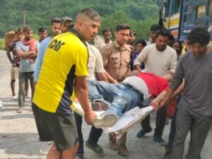सहस्त्रधारा में सड़क से 50 मीटर नीचे खाई में गिरी कार, SDRF ने त्वरित रेस्क्यू कर तीन घायलों को निकाला सुरक्षित WhatsApp Image 2026-10-03 at 14.55.37