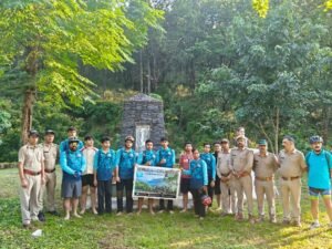 गांधी जयंती पर खाराखेत स्मारक स्थल पहुंचकर स्वतंत्रता सेनानियों को श्रद्धांजलि देते साइकिलिस्ट।