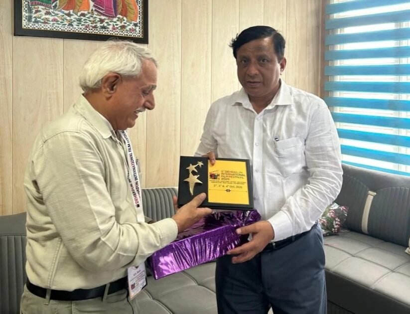 देहरादून इंटरनेशनल फिल्म फेस्टिवल प्रतिनिधि रामानंद भट्ट ने सचिव बंशीधर तिवारी को स्मृति चिन्ह देकर किया सम्मानित