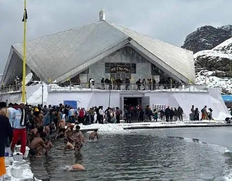 चमोली में मौसम ने बदली करवट, बद्रीनाथ-हेमकुंड साहिब समेत ऊंचाई वाले क्षेत्रों में जमकर बर्फबारी