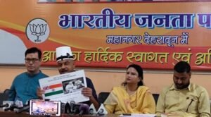 देहरादून में प्रेस कॉन्फ्रेंस के दौरान कर्नल अजय कोठियाल