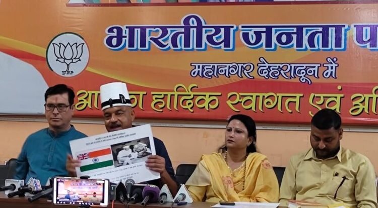 देहरादून में प्रेस कॉन्फ्रेंस के दौरान कर्नल अजय कोठियाल