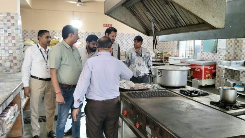 धामी सरकार में खाद्य सुरक्षा को लेकर सख्ती, दून मेडिकल कॉलेज और देवभूमि यूनिवर्सिटी के मेस-कैफेटेरिया बंद करने के निर्देश