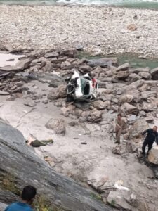 देवप्रयाग में सड़क दुर्घटना: गहरी खाई में गिरी वैगनआर कार, तीन घायल; एसडीआरएफ ने दो मृतकों के शव राफ्ट के सहारे नदी पार कर देवप्रयाग पहुंचाए WhatsApp Image 2026-10-15 at 10.13.54