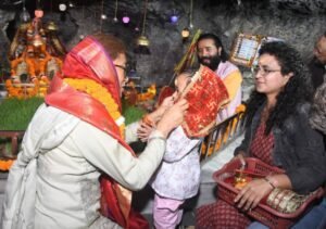 शारदीय नवरात्रि पूजा अनुष्ठान में किया गया कन्याओं का विशेष पूजन, कैबिनेट मंत्री रेखा आर्य ने लिया भाग WhatsApp Image 2026-10-18 at 14.17.53
