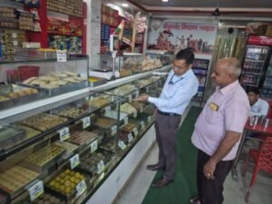 मिठाई की ट्रे पर निर्माण और एक्सपायरी डेट लिखना अनिवार्य, खाद्य विभाग की 27 दुकानों पर जांच photo01